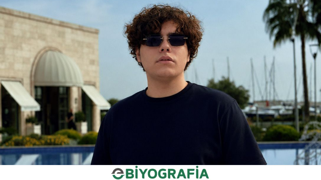 Yiğit Topçubaşı Kimdir?